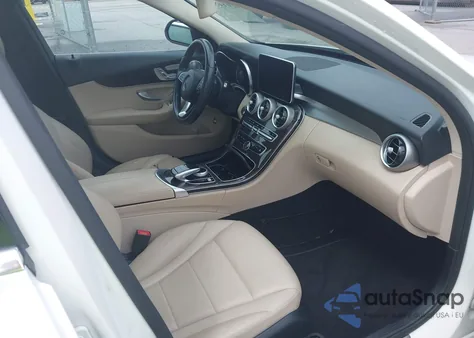 2017 Mercedes-Benz C 300 4Matic z USA, uszkodzony, nr VIN 55SWF4KB7HU207186